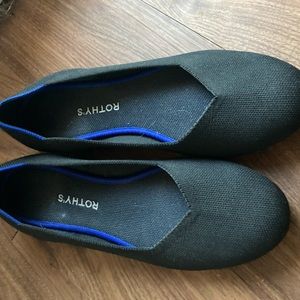 13 Black, roundtoe Rothy’s